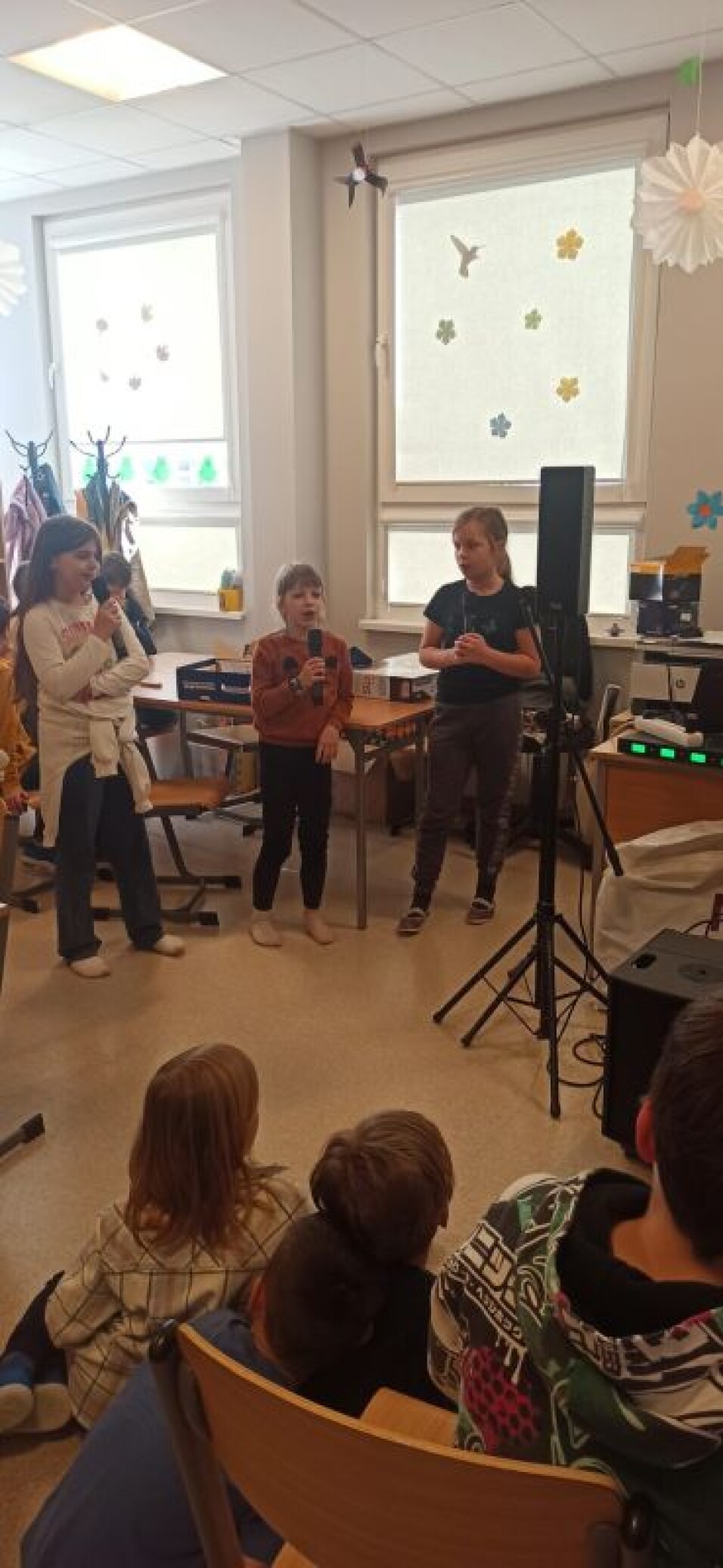 Zapoznajemy się z mikserem audio, mikrofonem i głośnikami